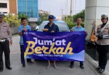 Tekan Angka Kecelakaan, Satlantas Metro Depok Lakukan Razia sambil Bagi Bagi Nasi