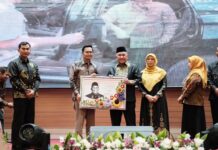 Ketua DPRD Depok, Ade Supriatna Memberikan Apresiasi Kepada Wali Kota Depok, Mohammad Idris Pada Pagelaran Kenangan Mengabdi Untuk Depok
