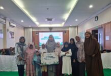 YBM PLN UP3 Depok Tebar Kebahagiaan Ramadhan 1446 H Bersama Dhuafa dan Gelar Kajian Kesehatan Hati YBM PLN UP3 Depok saat berfoto bersama (ist)