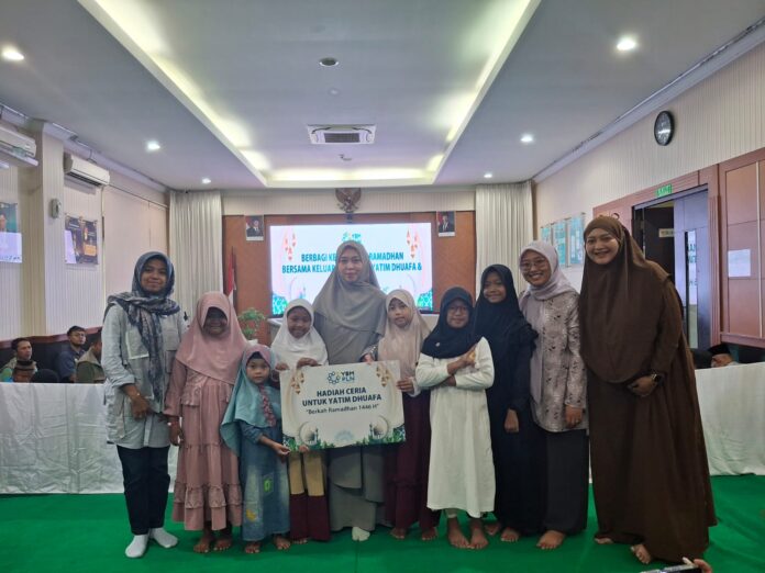 YBM PLN UP3 Depok saat berfoto bersama (ist)