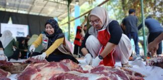 Semangat Berbagi Iduladha, Srikandi PLN UIT JBB Turun Langsung Tebar Daging untuk Masyarakat