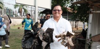 PLN UPT Durikosambi Tanam Pohon dan Gelar Aksi Bersih Lingkungan untuk Masa Depan Berkelanjutan